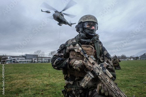 Obraz na płótnie French soldiers from the 27th Alpine Fighter Regiment with a land force helicopt
