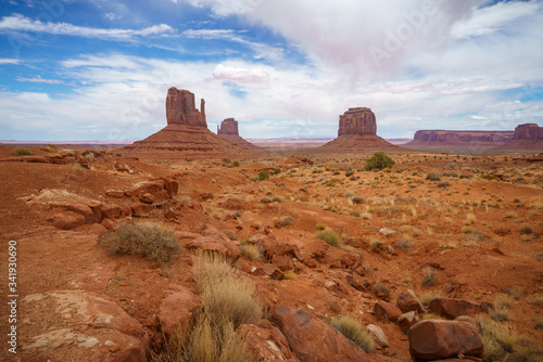 hiking the wildcat trail in the monument valley  usa