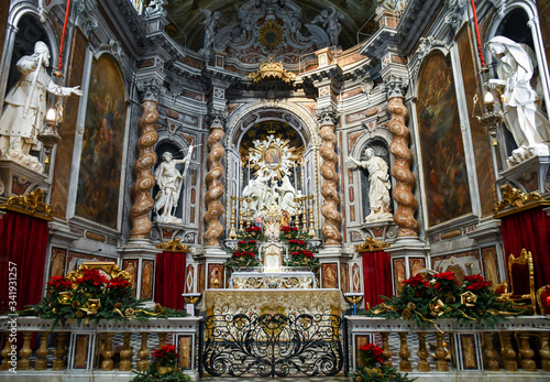 Foto Interior of the Lady of the Coast (Madonna della Costa) Sanctuary, protector of