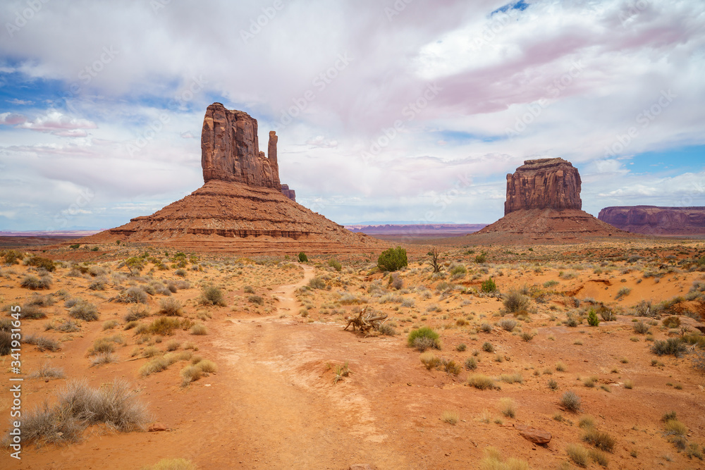 hiking the wildcat trail in the monument valley, usa