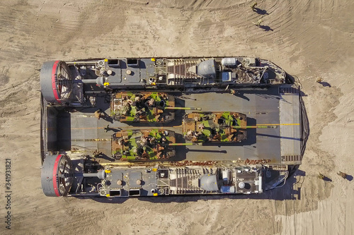 Φωτογραφία an hovercraft with tanks on board on the beach during the Amphibious Bold Alliga