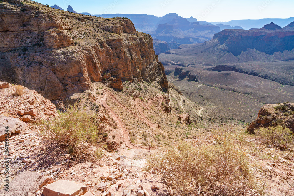 Fototapeta premium hiking the south kaibab trail at skeleton point in grand canyon national park, arizona, usa