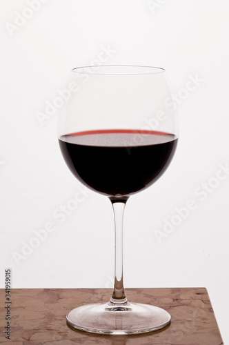 Calice di vino rosso su fondo bianco