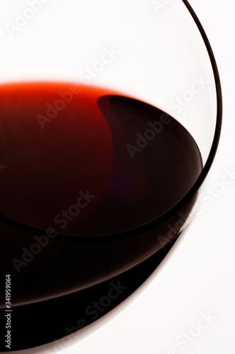Calice di vino rosso su fondo bianco Free Download Calice di vino rosso su fondo bianco - GFXLoad