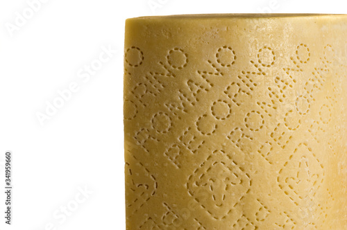 Pecorino Romano, isolato su fondo bianco