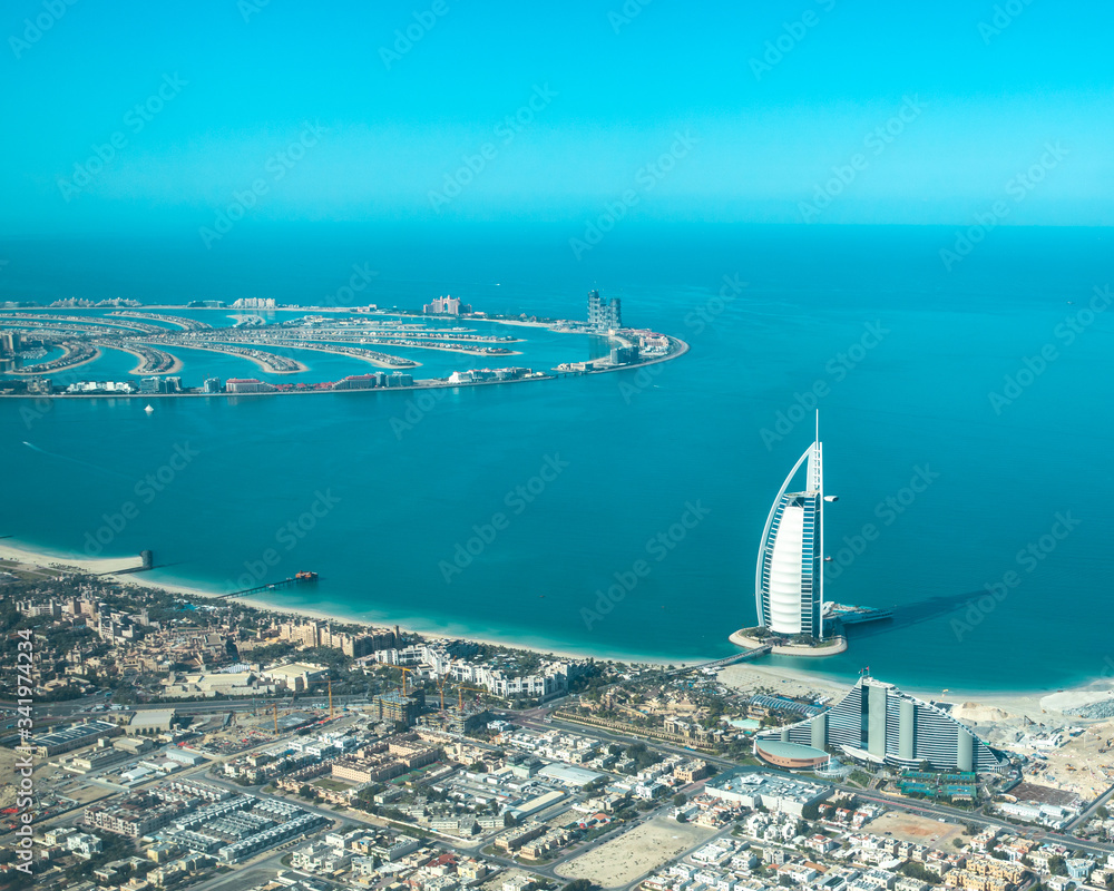 Fototapeta Widok z lotu ptaka z samolotu Dubai Jumeirah panoramę miasta w słoneczny dzień. Dubaj, Zjednoczone Emiraty Arabskie.