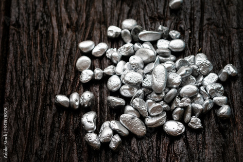 Canvastavla lump of silver or platinum ore on the old wooden floor