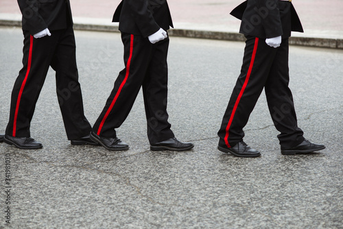 Fotografia Three Russian cadets in a ceremonial black uniform go one after another