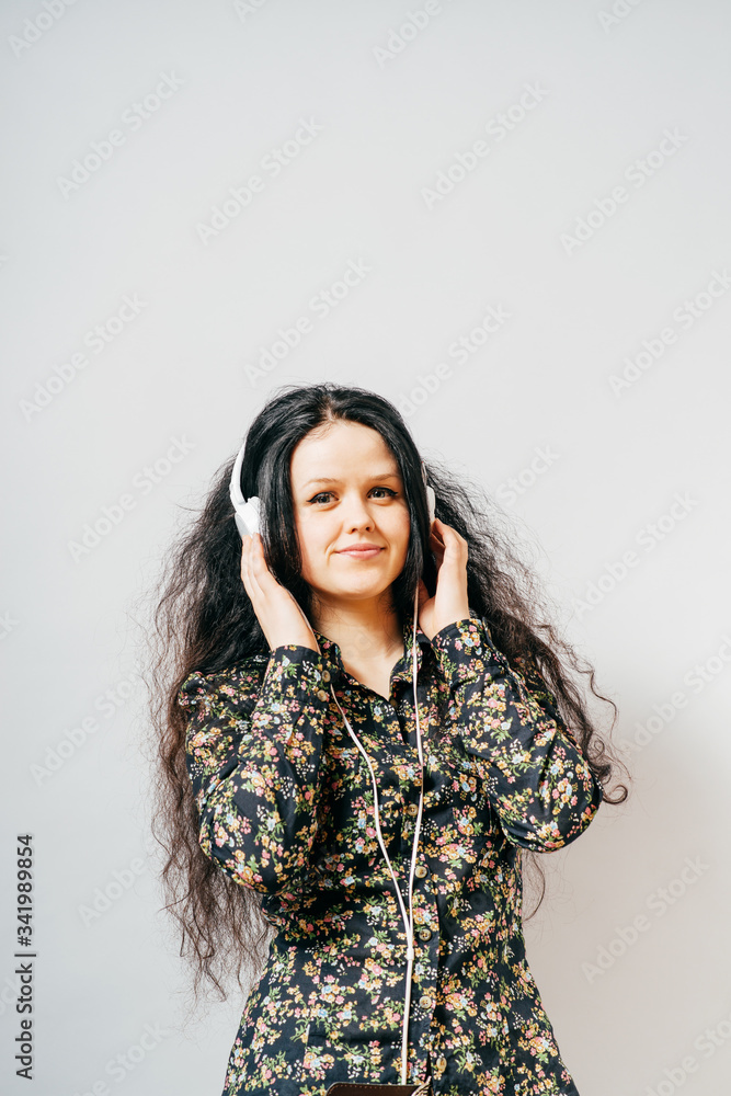 Naklejka premium girl listening to music on headphones