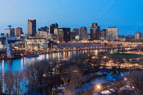 Cuadro en lienzo Saint paul skyline and riverfront at night