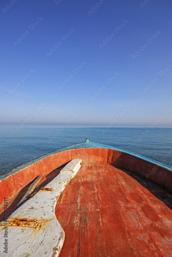 Obraz premium Fishing boat waiting on the beach. Gallipoli, Canakkale / Turkey.