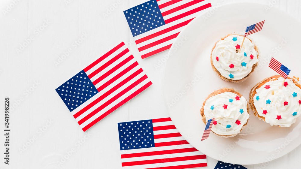 Obraz premium Top view of cupcakes on plate with american flags