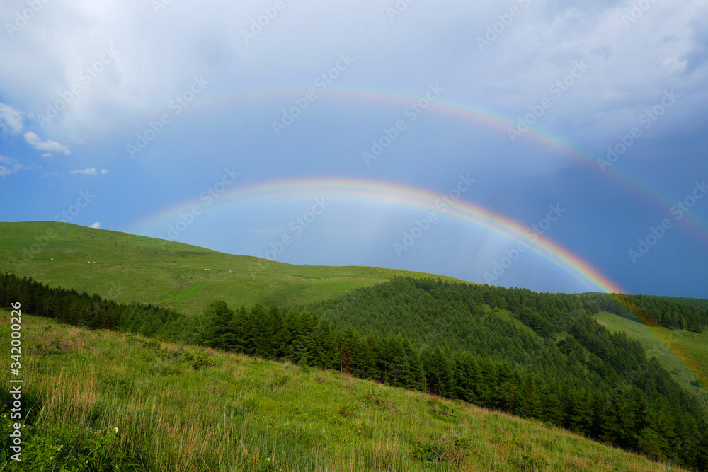 Naklejka premium 霧ヶ峰に架かる虹(二重虹・過剰虹)