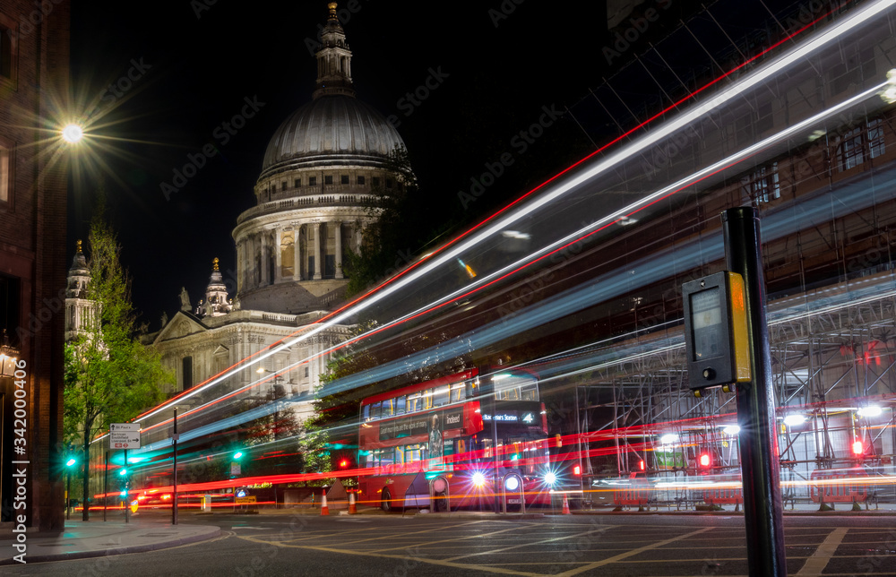 Fototapeta premium St Paul's cathedral at night with passing traffic blurred