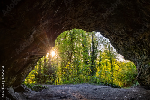 Alte Höhle Hemer Von-der-Becke-Höhle Sauerland Ausgang Sundwig Sonne Licht Deutschland Kalkstein Karst Naturschutzgebiet Höhlenforscher Eingang Tageslicht Speläologie Untergrund Perick-Höhlensystem