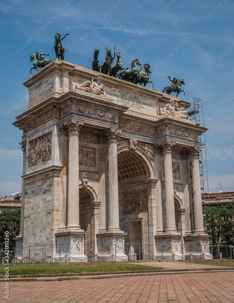 Arch of Peace, or Arco della Pace, city gate in the centre of the Old Town of Milan, Lombardia, Italy