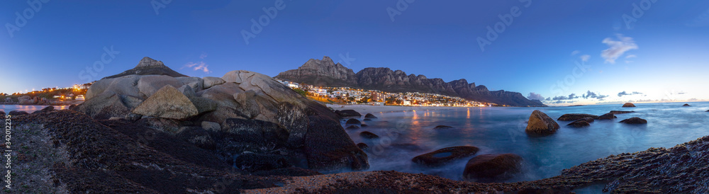 Fototapeta premium panoramic view of Camps Bay and Table Mountain at sunset