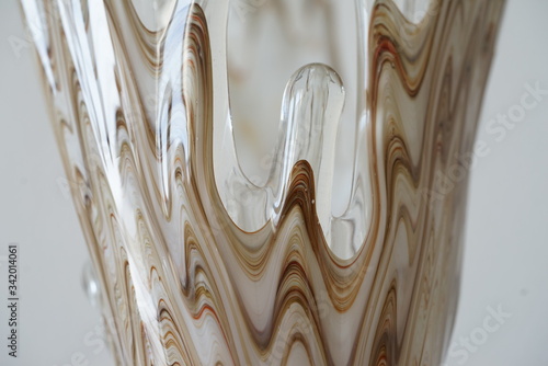 Glasvase-gemustert vor einem weißen Hintergrund