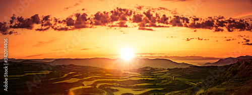 Sonnenaufgang über Weinbergen in Navarra