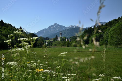 Kloster Höglwörth in der idyllischen Voralpen Landschaft