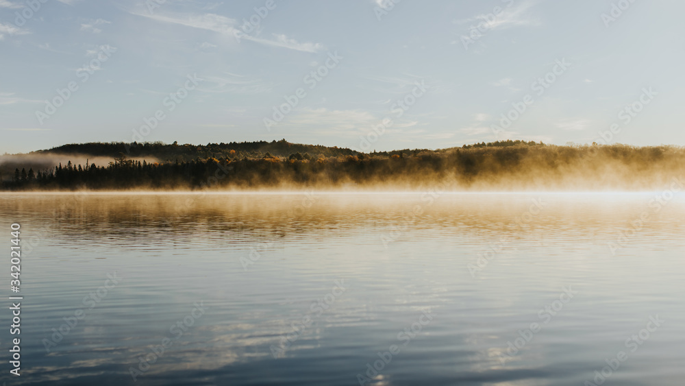 Brume sur le lac au lever du soleil au Canada