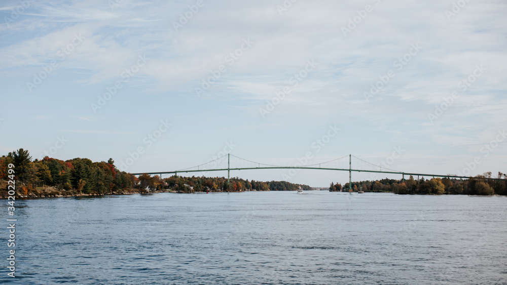 Pont des Milles-Îles sur fleuve Saint Laurent en Ontario