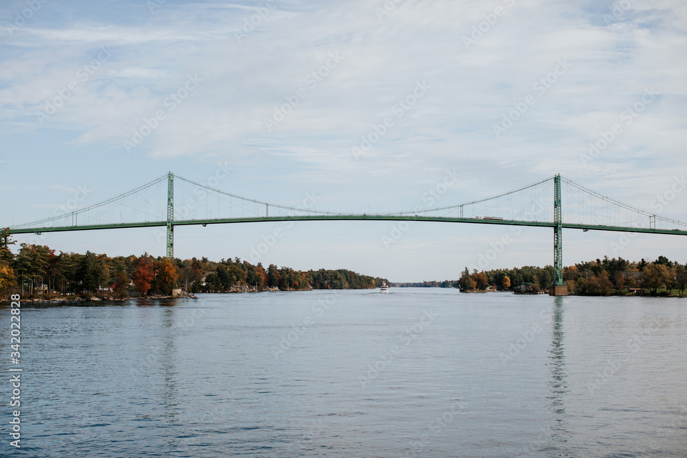 Obraz premium Pont des Milles-Îles sur fleuve Saint Laurent en Ontario
