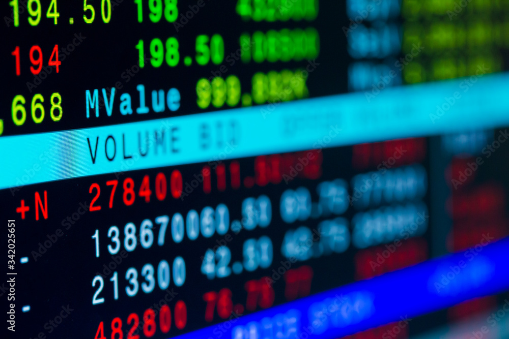 Obraz premium Stock exchange market business concept with selective focus effect. Display of Stock market quotes. Red and green numbers on the electronic board.
