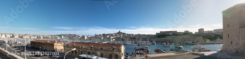 Panorama sur le vieux port à Marseille avec vue sur la Basilique Notre-Dame-de-la-Garde