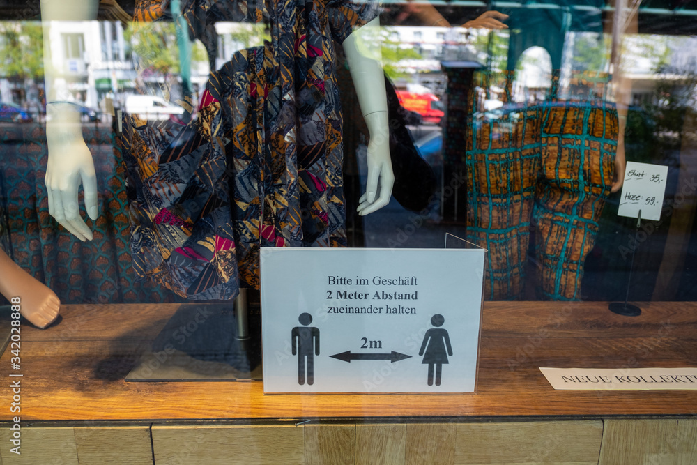 Naklejka premium Corona hat Hausverbot. Aufsteller vor einem Schuhgeschäft in der Schönhauser Allee in Berlin-Prenzlauer Berg. 
