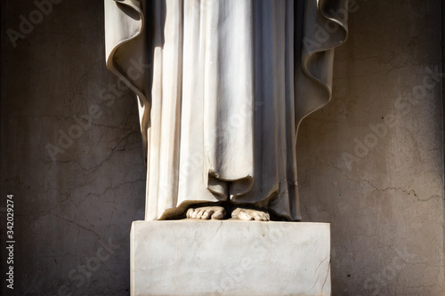 Εκτύπωση καμβά The bare feet of a religious statue, the mother Mary