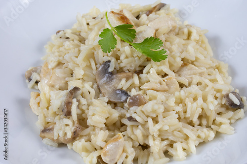 assiette de risotto au poulet et champignons