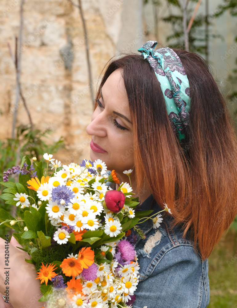 Naklejka premium beautiful young woman on nature 