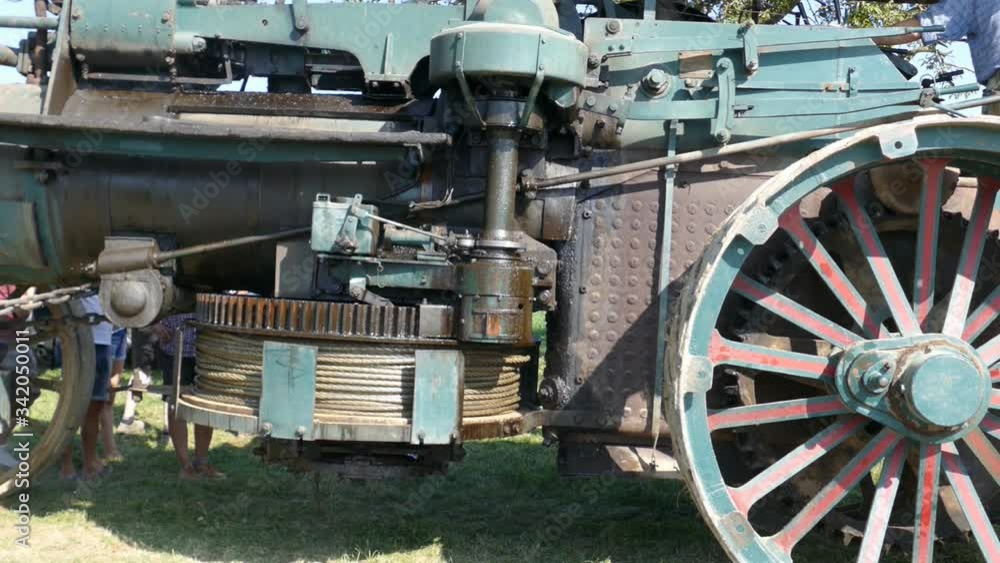 Seilwinde an einem Dampfpflug dreht sich