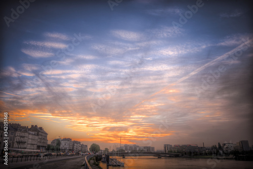 lever du jour sur fleuve à Nantes en France