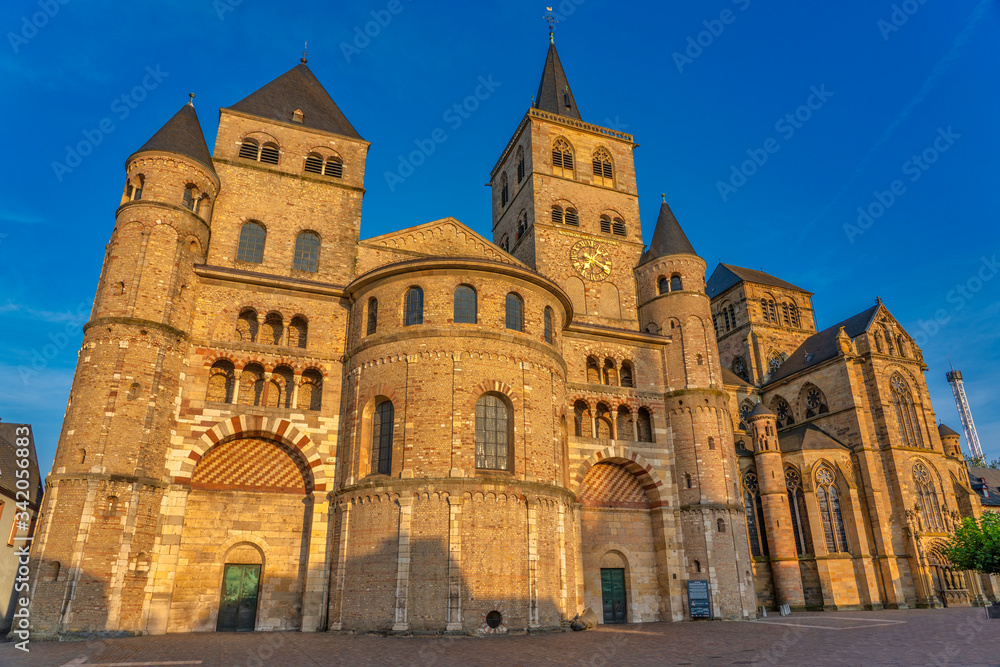 Der Dom in Trier (St. Peter) ist die älteste Bischofskirche in Deutschland und UNESCO Welterbe 