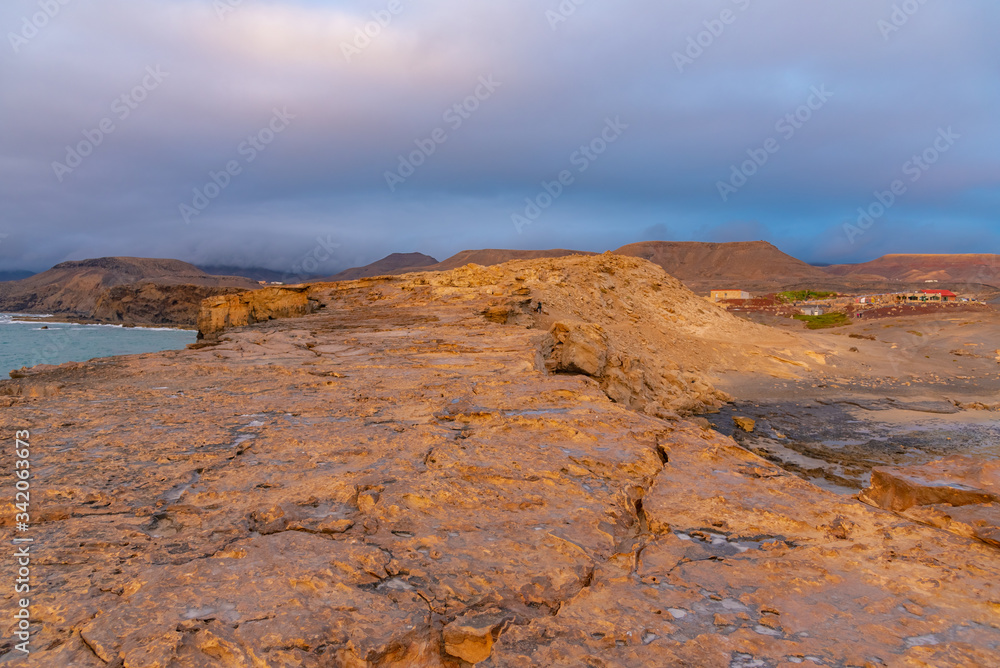 Obraz premium ocean sunset on the cliff