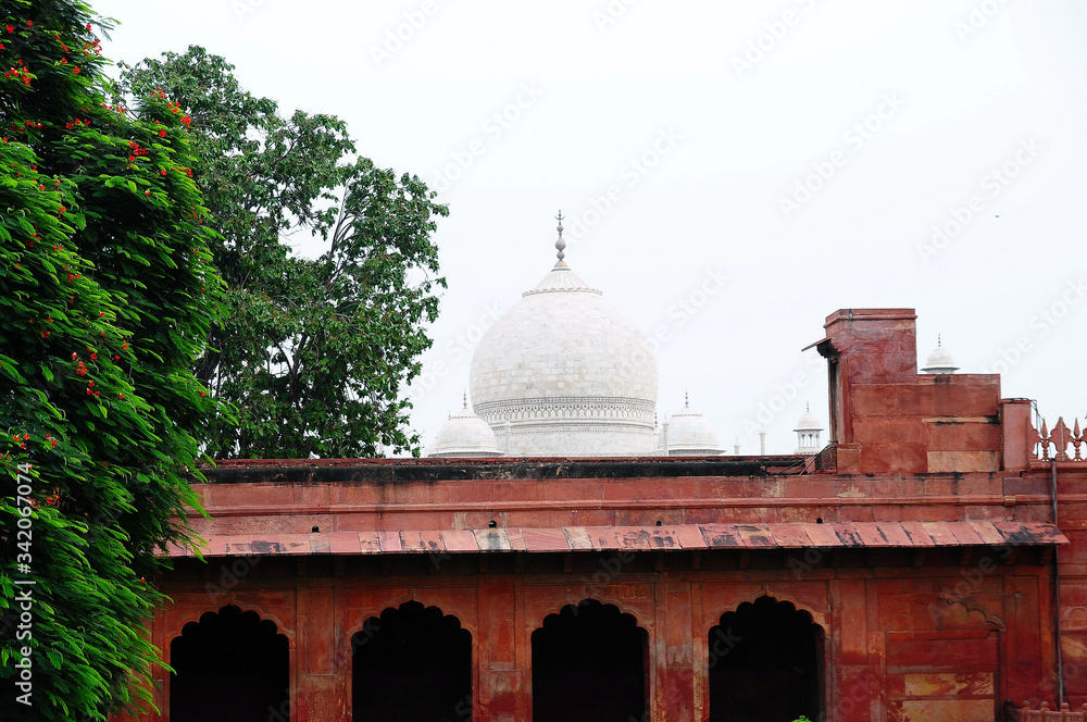 il complesso del Taj Mahal ad Agra in India

