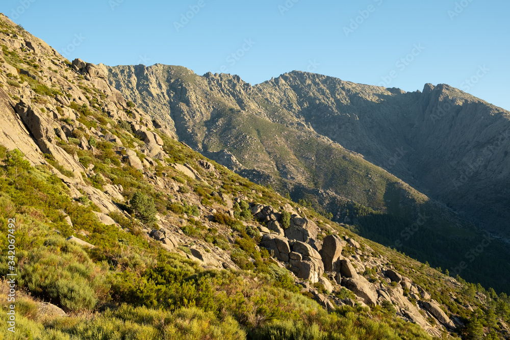 La Mira y Los Galayos desde el Collado de Arbillas. en la vertiente sur del Parque Regional de la Sierra de Gredos.