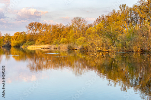 Spiegelung im Sonnenaufgang