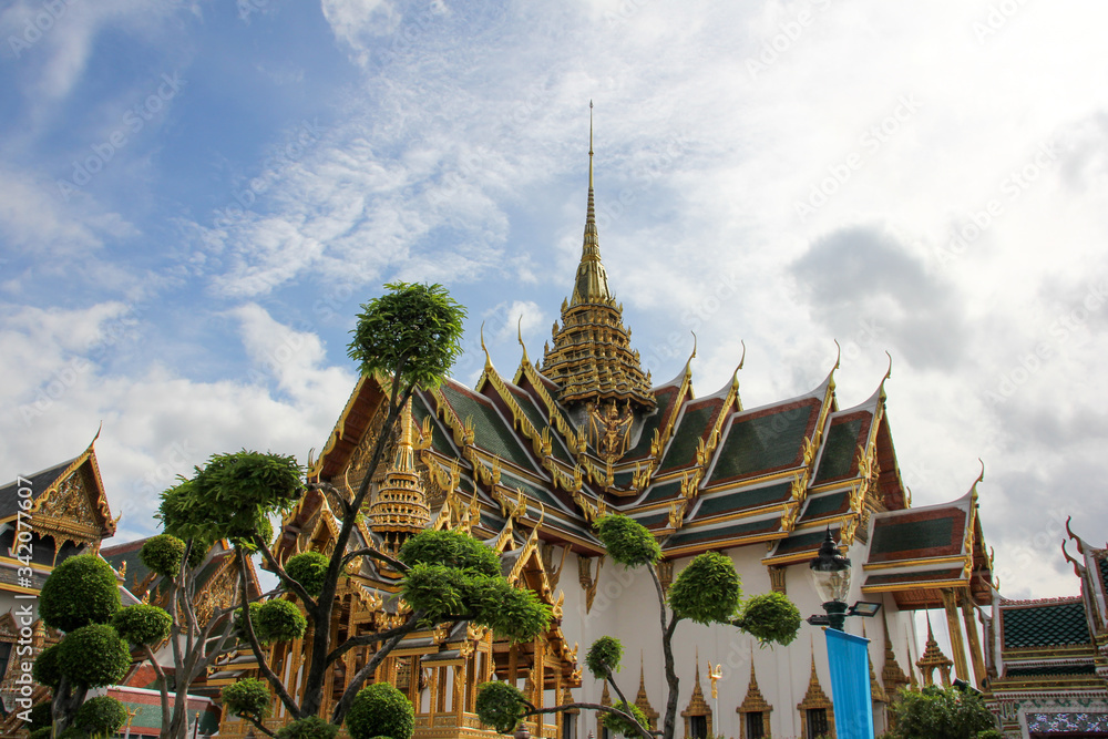 Great Bangkok Palace with many colors and a spectacular day