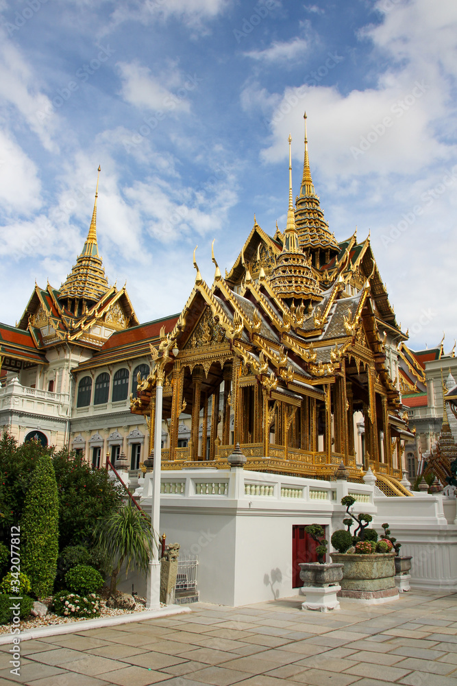 Fototapeta premium Bangkok Grand Palace ze złotą częścią