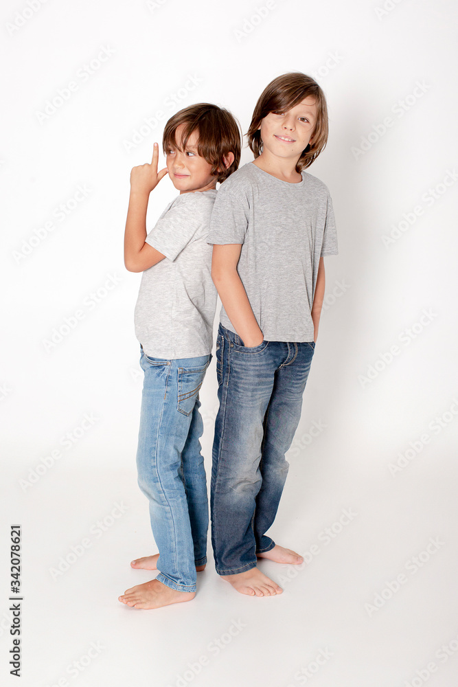 NIÑOS HERMANOS EN ESTUDIO CON FONDO BLANCO NIÑOS HERMANOS EN ESTUDIO CON FONDO BLANCO