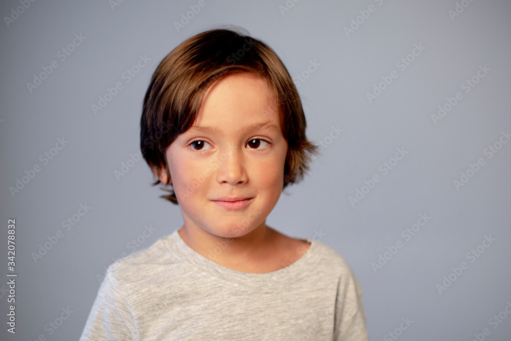 RETRATO DE NIÑO CON FONDO GRIS DE ESTUDIO RETRATO DE NIÑO CON FONDO GRIS DE ESTUDIO