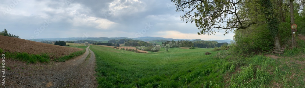 Naklejka premium Wanderung im Frühjahr 