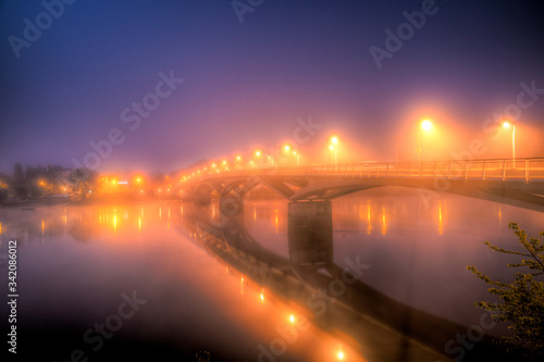 pont au lever du jour avec brume et lampadaire à Nantes en France