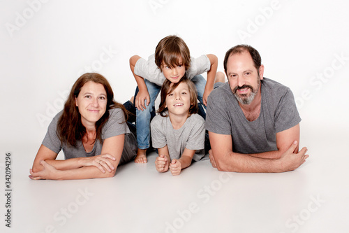 FAMILIA FELIZ EN ESTUDIO FONDO BLANCO
