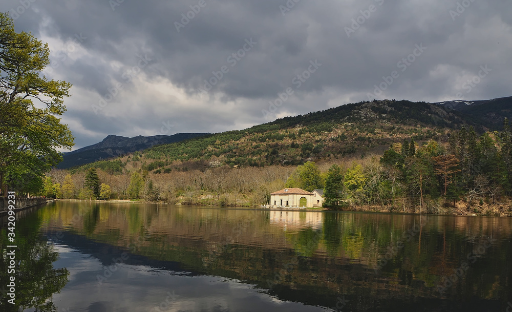 Fototapeta premium Lake of La Granja Palace at sunset
