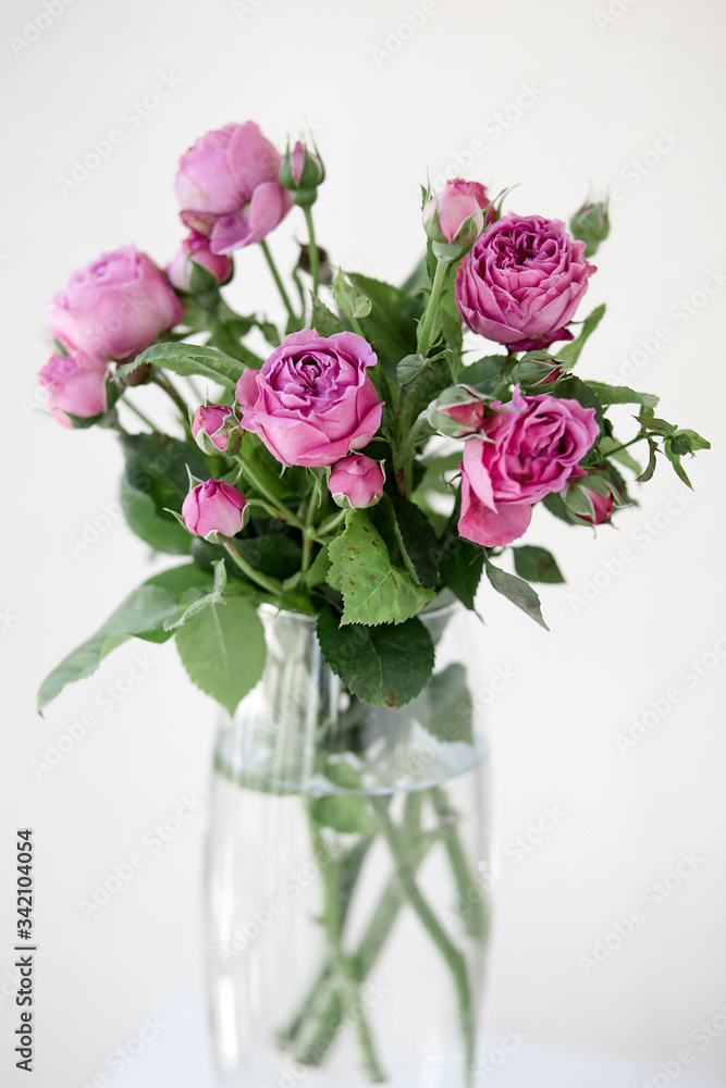 A bouquet of rose flowers in a vase on a table