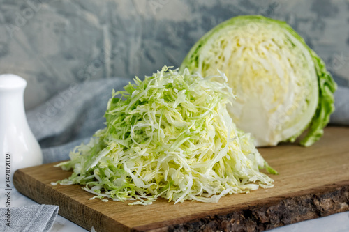 Valokuva Fresh young shredded cabbage